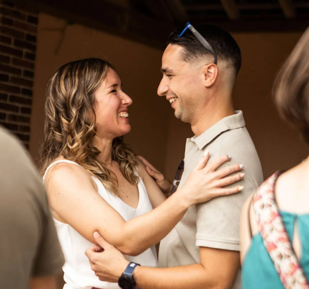 Couple enlacé lors d’une fête