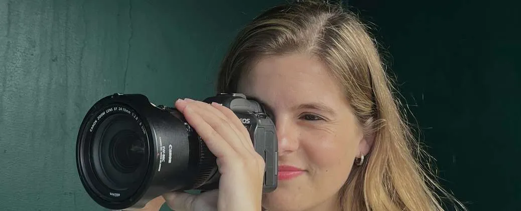 Elisa Smets, photographe, appareil photo en main