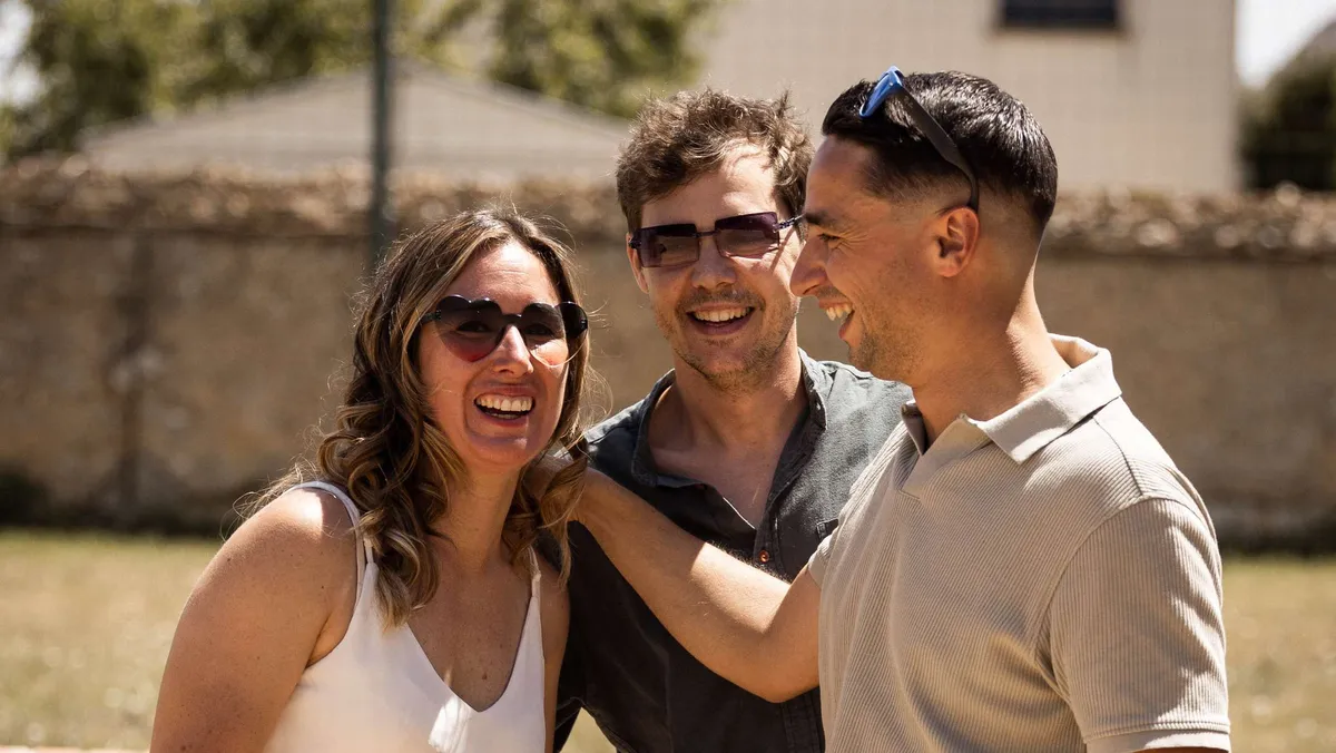 Retrouvailles joyeuses entre amis