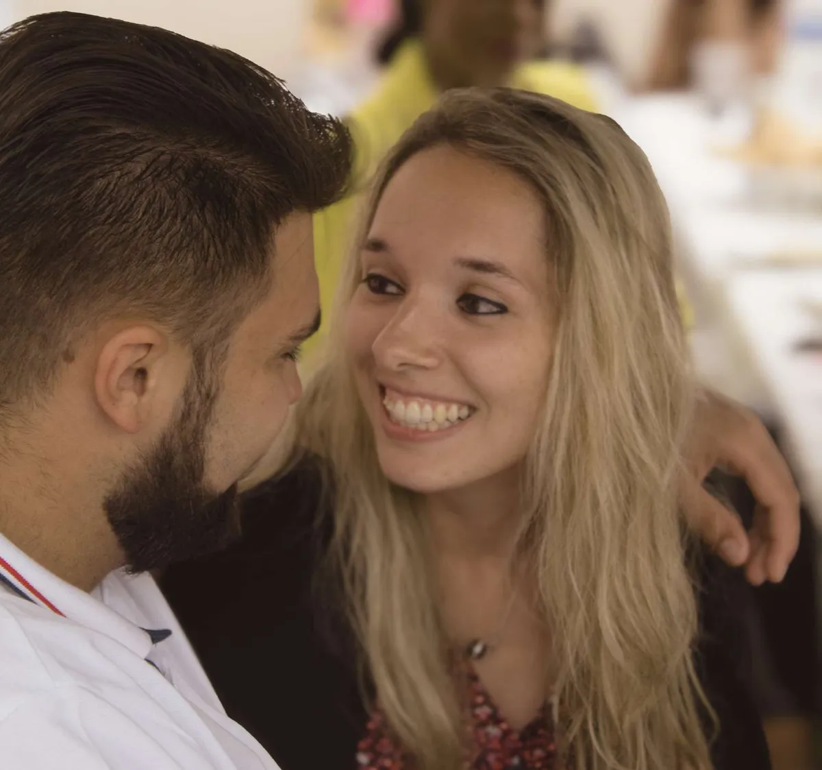 Couple complice qui se sourit