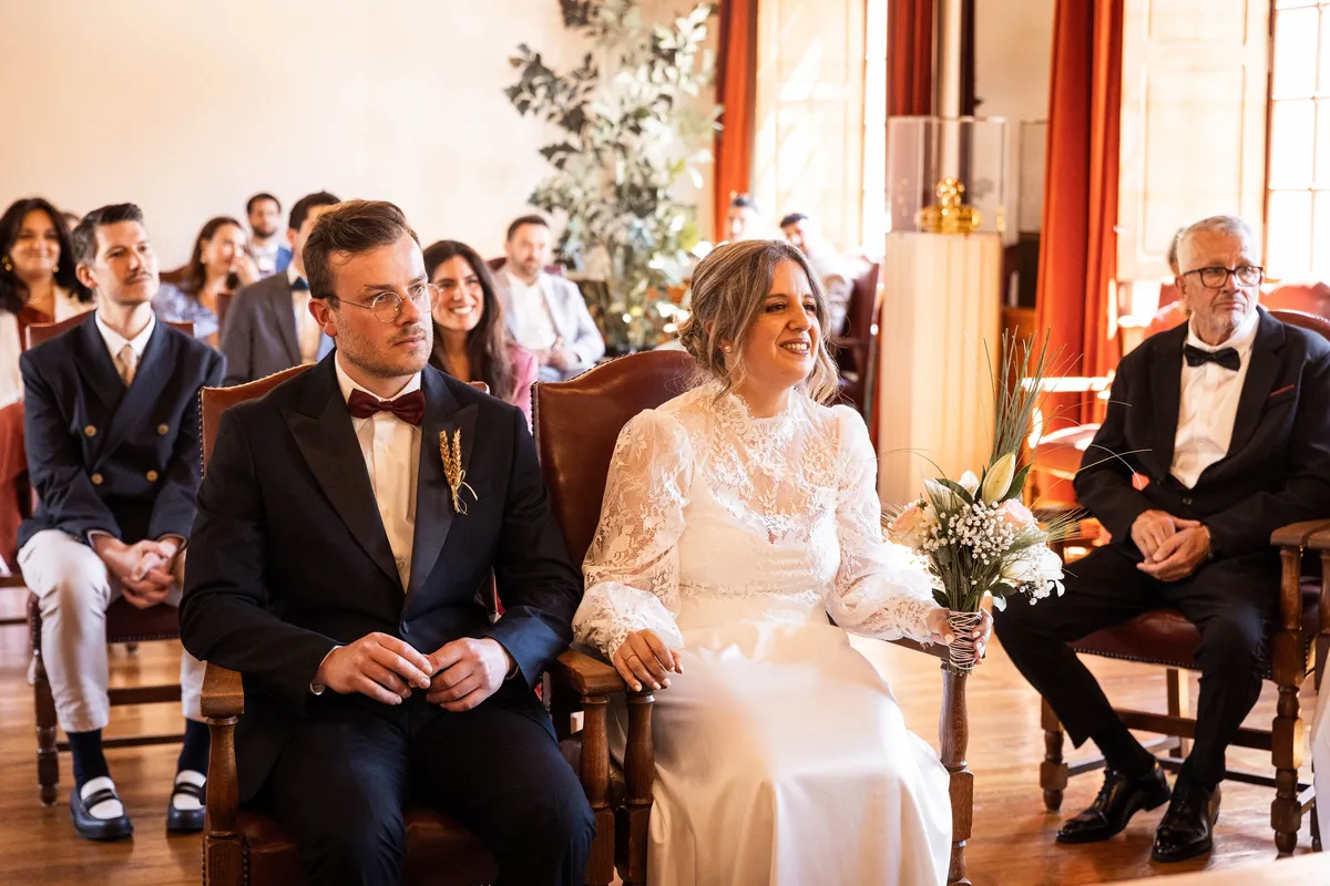 Les mariés émus pendant la cérémonie à la mairie