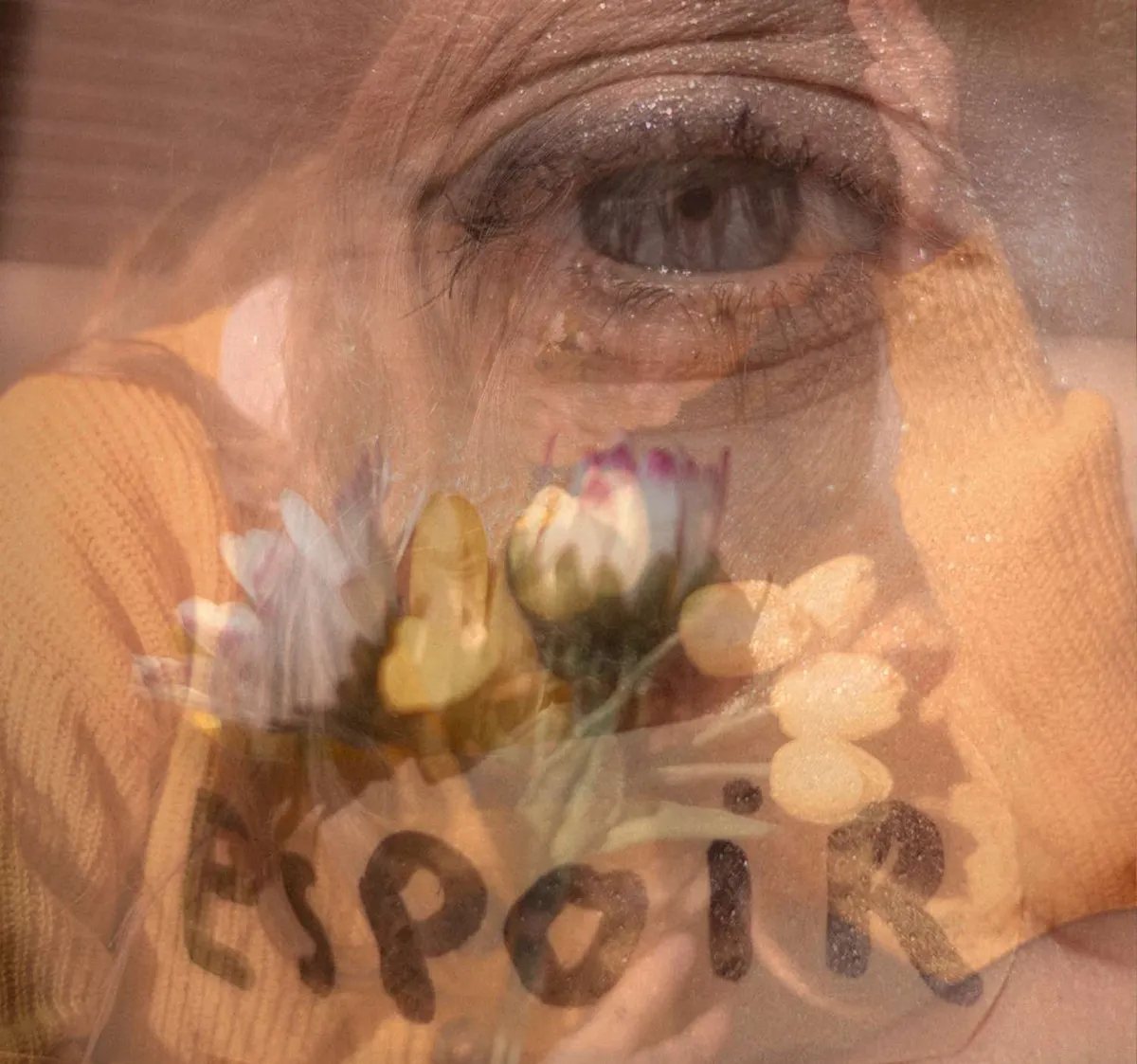 Double exposition artistique, regard et fleurs, séance engagée sur l’endométriose