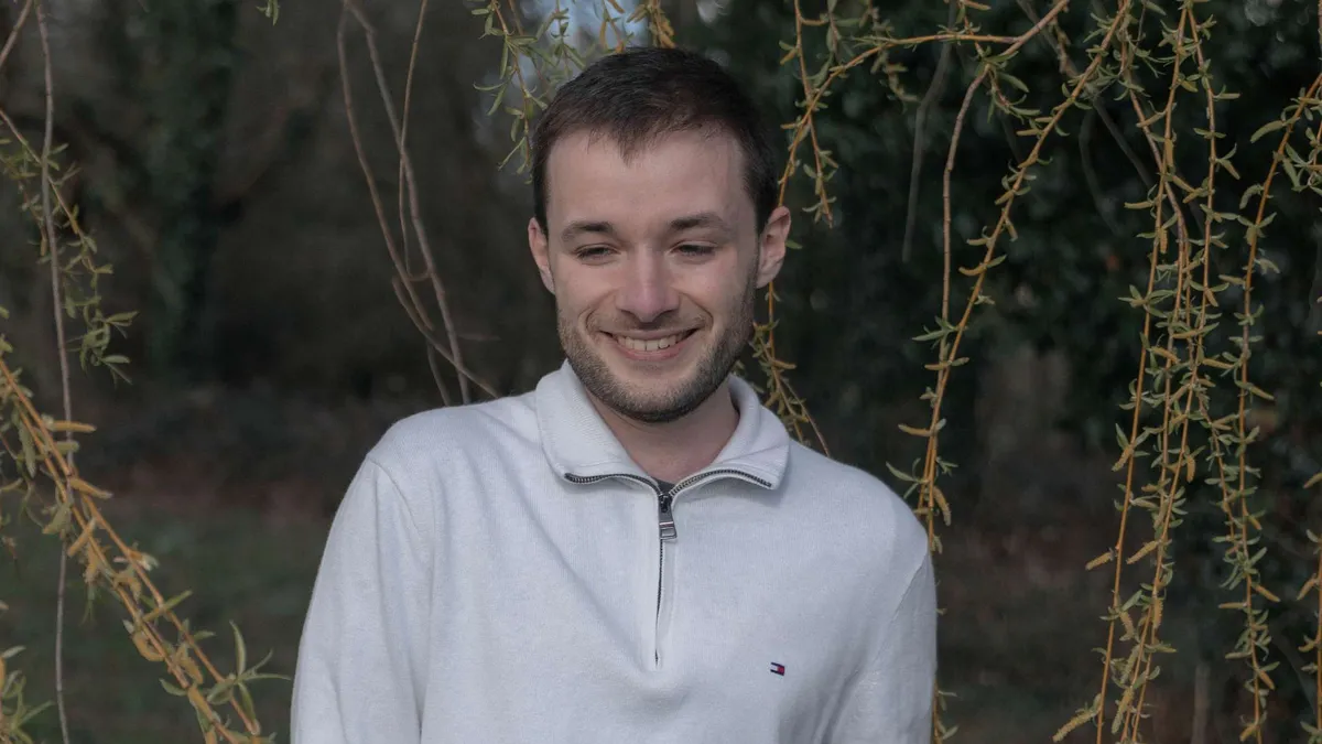 Portrait souriant d’un jeune homme en extérieur