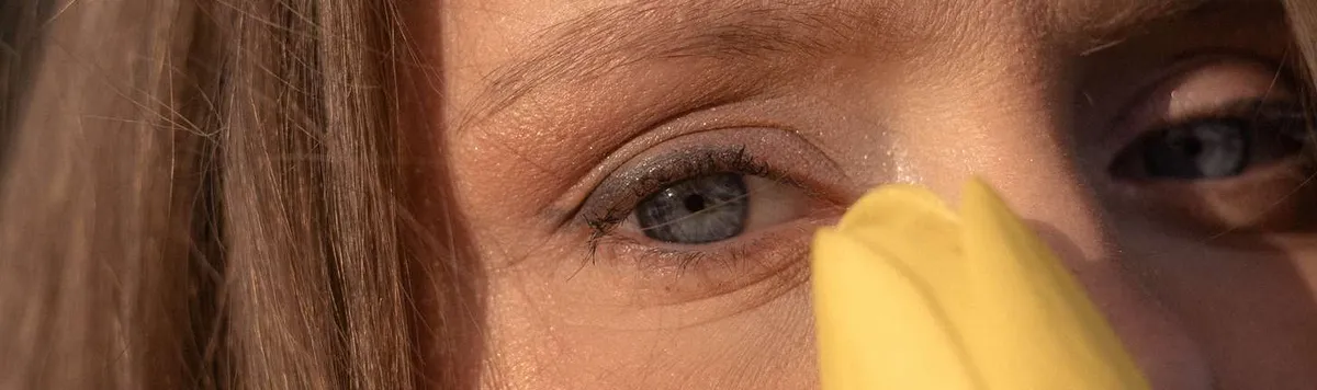 Regard en gros plan derrière une tulipe jaune